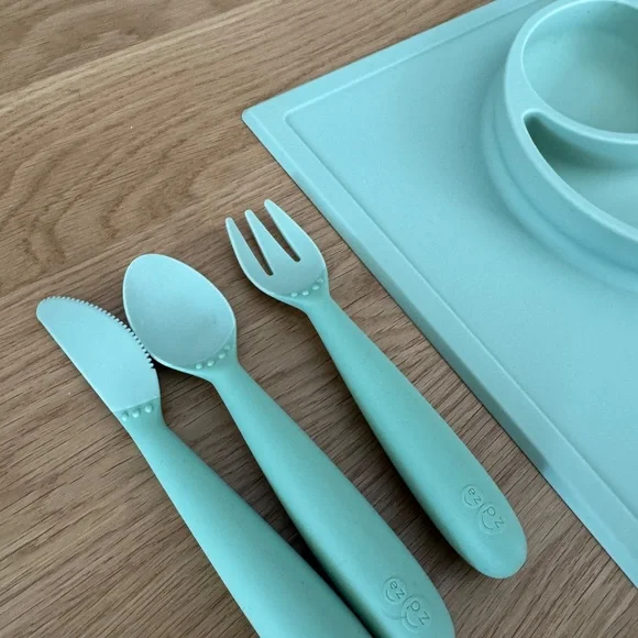 EZPZ Happy Feeding set (minus cup) in Sage - Picture 2 of 3
